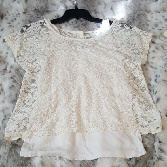 Cream colored lace back buttoned short sleeve top - Picture 2 of 5